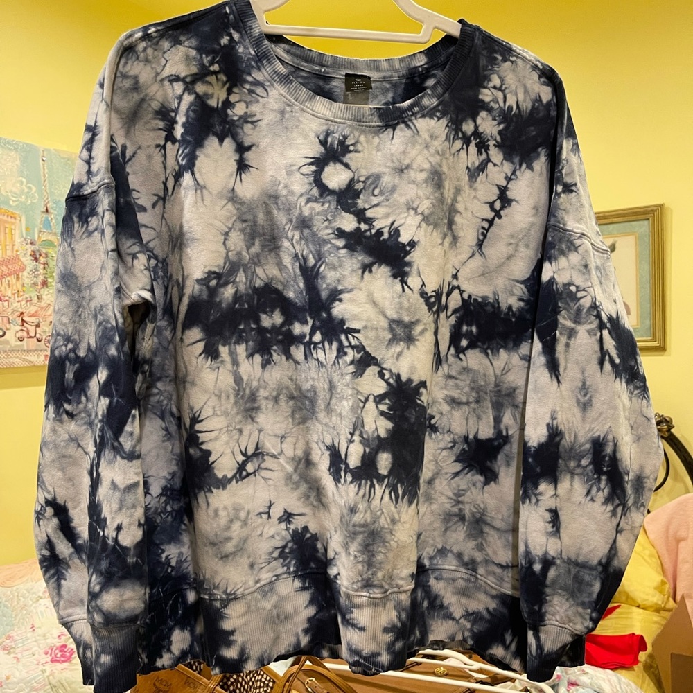 COPY - ARX Navy Blue & White
AR-33 TIE-DYE SWEATSHIRT